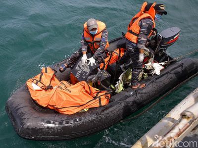 KRI Tenggiri Evakuasi 6 Kantong Bagian Tubuh