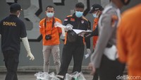 1 Kantong itu dibawa oleh KN Alugara yang tiba di JICT II pada pukul 14.00 WIB.