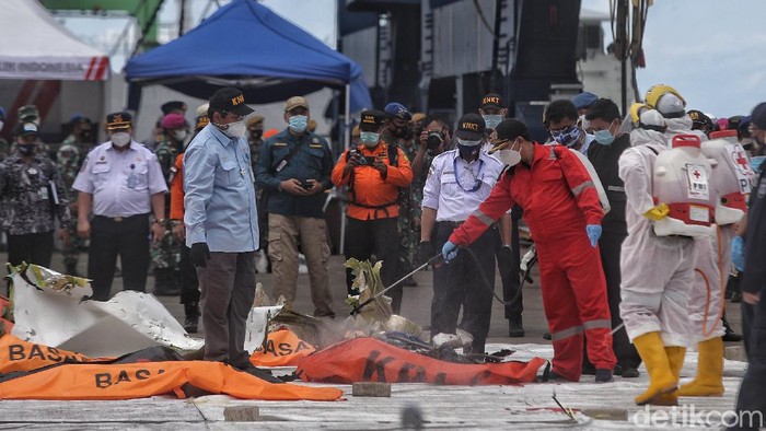 Basarnas kembali menerima 1 kantong dari hasil proses evakuasi pesawat Sriwijaya Air SJ182.