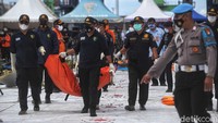 Saat ini tim SAR gabungan terus melakukan pencarian korban dan black box Sriwijaya Air SJ182.