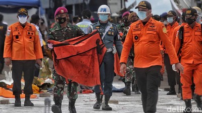 Lagi, Basarnas Terima 1 Kantong Baju-Serpihan Sriwijaya Air