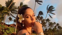 Saat di Hawaii, Natalia berpose di pinggir pantai dengan bikin yang seksi. (Instagram/Nataliabarulich)
