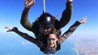 Tak hanya berpose seksi, Natalia juga suka memacu adrenalin dengan sky diving di The Palm, Dubai. (Instagram/Nataliabarulich)