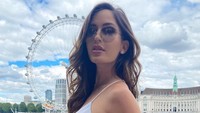 Saat liburan ke London, Natalia berpose seksi dengan latar The Eye. (Instagram/Nataliabarulich)