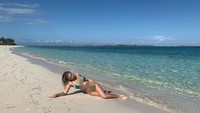 Tahlia pun pernah liburan ke Bahama. Sambil tiduran di pasir pantai, Tahlia terlihat cantik dan seksi. (Instagram/Tahliaparis)
