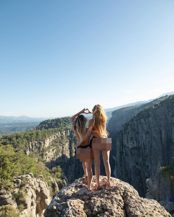 Tahlia pun liburan ke Antalya, Turki. Di sebuah bukit, posenya terbilang berani. (Instagram/Tahliaparis)