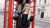 Ini pose Tahlia di telepon umum London yang ikonik. (Instagram/Tahliaparis)
