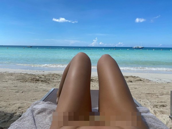 Di Azul Beach, Jamaika, Tahlia pun bersantai dengan berjemur. (Instagram/Tahliaparis)