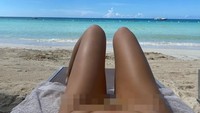 Di Azul Beach, Jamaika, Tahlia pun bersantai dengan berjemur. (Instagram/Tahliaparis)