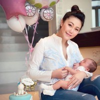 Seorang wanita bernama Luo Lili dilaporkan tewas setelah berusaha mengakhiri nyawanya. Wanita yang dikenal sebagai pebisnis dan sosialita tersebut dikatakan bunuh diri dengan loncat dari penthouse bersama bayi yang masih berusia lima bulan. Foto: Instagram @lili3luo