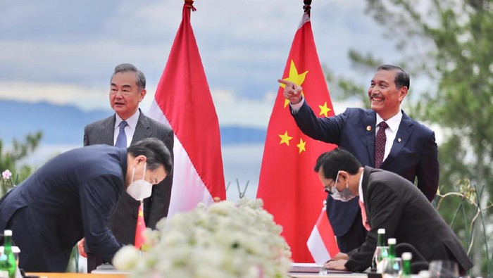 Menko Luhut Binsar Pandjaitan dan Menlu Chia Wang Yi di Danau Toba