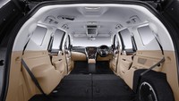 Untuk menunjang kesan premium, kabin Dakar Ultimate 4x2 Rockford Fosgate Edition menggunakan perpaduan antara warna beige dan hitam. Foto: Dok. MMKSI