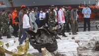 Pantauan detikcom di Pelabuhan JICT II, Selasa (12/1/2021), Menhub Budi Karya dan Panglima TNI Hadi mengecek serpihan pesawat sekitar pukul 17.50 WIB.