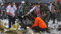 Keduanya didampingi Kepala Basarnas Bagus Paruhito dan Ketua KNKT Soerjanto Tjahjono.