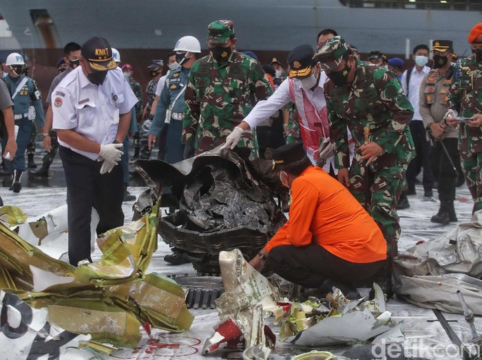 Menhub dan Panglima TNI mengecek serpihan pesawat Sriwijaya Air SJ182 yang masih berada di Pelabuhan JICT II, Tanjung Priok, Jakarta Utara.