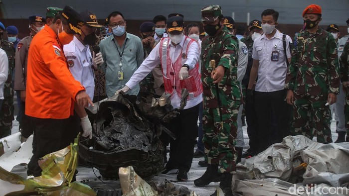 Menhub dan Panglima TNI mengecek serpihan pesawat Sriwijaya Air SJ182 yang masih berada di Pelabuhan JICT II, Tanjung Priok, Jakarta Utara.