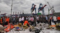Soerjanto juga ikut menjelaskan sedikit bagian-bagian serpihan yang ditemukan. Salah satunya bagian diduga kemudi dan ban pesawat.