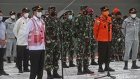 Mereka melakukan pengecekan setelah konferensi pers penemuan black box. Black box yang ditemukan adalah perekam data penerbangan atau flight data recorder (FDR).