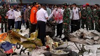 Ini momen saat Menteri Perhubungan (Menhub) Budi Karya Sumadi dan Panglima TNI Marsekal Hadi Tjahjanto mengecek serpihan pesawat Sriwijaya Air SJ182.