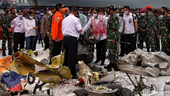 Menhub dan Panglima TNI mengecek serpihan pesawat Sriwijaya Air SJ182 yang masih berada di Pelabuhan JICT II, Tanjung Priok, Jakarta Utara.