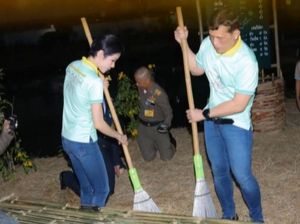 Momen Raja Thailand dan Selirnya Menyapu Lantai di Penjara