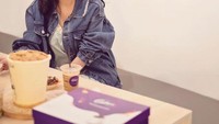 Sebagai istri, tentu saja Nindy ikut pusing tapi ia terlihat tetap tegar. Apalagi tepat pada 10 Januari, ia merayakan ulang tahunnya ke-32. Ibu dua anak ini juga diketahui sering melepaskan penat lewat momen kulineran.  Foto: instagram @nindyparasandyharsono