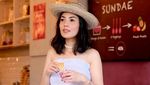 Nindy Selalu Tampil Ceria Saat Ngopi dan Makan Bareng Sahabat