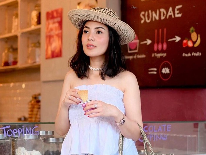 Nindy Selalu Tampil Ceria Saat Ngopi dan Makan Bareng Sahabat
