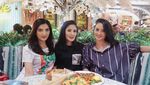 Nindy Selalu Tampil Ceria Saat Ngopi dan Makan Bareng Sahabat