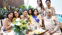Kumpul bersama teman-temannya, Nindy tampil ceria. Di depannya sudah siap makanan dan minuman yang menambah seru momen kumpul ini. Sambil makan, paling seru sambil ngobrol ringan.  Foto: instagram @nindyparasandyharsono