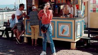 Es krim jadi satu camilan favorit Nindy. Lihat saja momennya saat jajan es krim di Belanda. Tak mau es krimnya cepat meleleh, Nindy langsung melahapnya di depan gerobak es krim tradisional. Di sini juga Nindy bertanya pada netizen soal makanan yang recommended dicoba saat di Belanda.  Foto: instagram @nindyparasandyharsono