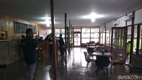 Kafe berada di areal persawahan Kecamatan Talun, Kabupaten Cirebon, itu menyuguhkan seduhan kopi dengan racikan modern. Tak hanya kopi, kafe ini menyuguhkan banyak menu.