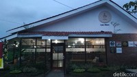 Namanya Paddi Cafe Bistro. Tempatnya terbilang sederhana dan minimalis.