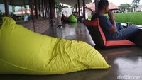 Pemandangan di kafe ini terbilang cukup menarik, selain pemandangan areal persawahan. Pada bagaian selatan, pengunjung juga bisa melihat penampakan gagahnya Gunung Ciremai.