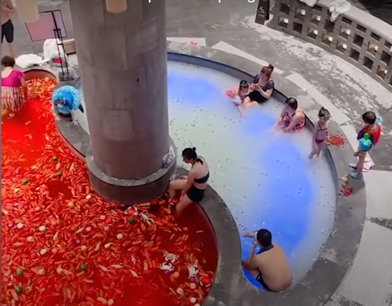 Pakai Cabe hingga Susu, Kolam Pemandian Hot Pot Ini Dihujani Kritik