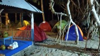Di lokasi tersebut juga sudah difasilitasi oleh wifi, mushola, toilet serta kedai makan. Bermalam di tenda sambil mengunggah hasil hunting foto di sana bisa jadi hiburan tersendiri. 