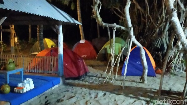 Di lokasi tersebut juga sudah difasilitasi oleh wifi, mushola, toilet serta kedai makan. Bermalam di tenda sambil mengunggah hasil hunting foto di sana bisa jadi hiburan tersendiri. Di lokasi tersebut juga sudah difasilitasi oleh wifi, mushola, toilet serta kedai makan. Bermalam di tenda sambil mengunggah hasil hunting foto di sana bisa jadi hiburan tersendiri.Â