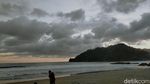 Foto: Menghabiskan Malam Syahdu di Pantai Rajegwesi Banyuwangi