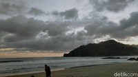 Pesona pantai selatan di Kabupaten Banyuwangi memang menarik untuk didatangi traveler. Salah satunya di Pantai Rajegwesi yang masuk kawasan Taman Nasional Meru Betiri. Lokasinya ada di Desa Sarongan, Kecamatan Pesanggaran, Banyuwangi. 