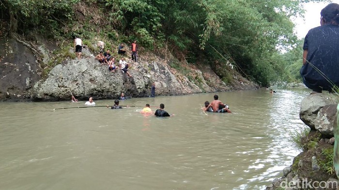 Pecarian korban tenggelam di Sungai Cianjur.