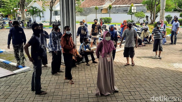 Puluhan pedagang Pasar Induk Bondowoso mendatangi gedung DPRD setempat. Mereka mengadu ihwal pengelolaan pasar yang dinilai merugikan pedagang.