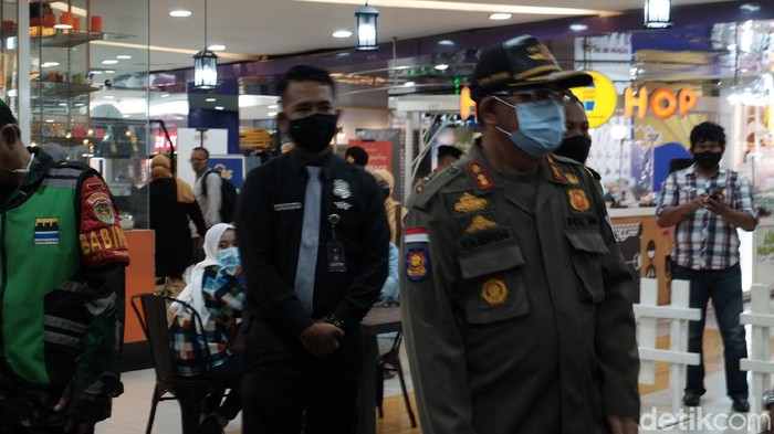 Pembatasan Baru, Tim Gabungan Inspeksi Prokes Mall Bandung Tim Satgas Penanganan COVID-19 Kota Bandung mulai melakukan pemantauan penerapan protokol kesehatan di sejumlah mall setelah ditetapkan Pembatasan Sosial Berskala Besar (PSBB) Proporsional atau sama dengan PPKM.