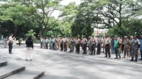 Secara umum, mengenai kapasitas dan protokol kesehatan manajemen Mall dinilai sudah maksimal. Menurutnya, tinggal penerapan dan imbauan kepada pengunjung yang harus dioptimalkan. 