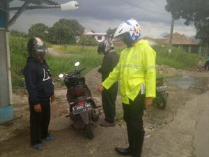 Lucu! Pengemudi Motor Ini Disetop Polisi Karena Pelat Nomor LUNAS PAK