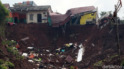 Penampakan Longsor yang Timbun Belasan Rumah di Sumedang