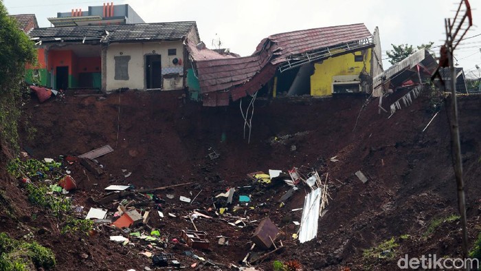 Longsor melanda Desa Cihanjuang, Cimanggung, Sumedang pada Sabtu (9/1) lalu. Kejadian itu mengakibatkan 14 rumah rusak tertimbun material longsor.