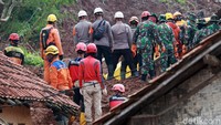 Tim SAR gabungan melakukan pencarian korban tanah longsor. Hujan deras  memicu bencana tanah longsor di Dusun Bojong Kondang, Desa Cihanjuang, Kecamatan Cimanggung, Kabupaten Sumedang, Jawa Barat, Sabtu (9/1/2021) sore. Wisma Putra   Wisma Putra