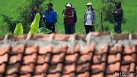 Untuk memperlancar proses evakuasi, sekitar lokasi longsor disterilkan dari warga ataupun keluarga korban yang mencari anggota keluarganya.