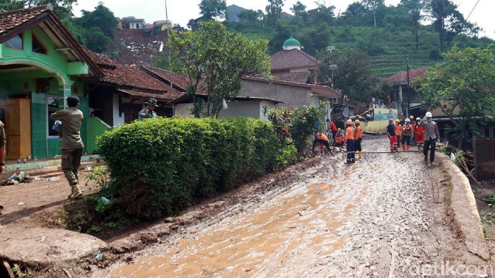 Longsor melanda Desa Cihanjuang, Cimanggung, Sumedang pada Sabtu (9/1) lalu. Kejadian itu mengakibatkan 14 rumah rusak tertimbun material longsor.
