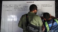 Petugas mendata temuan hasil pencarian pesawat Sriwijaya Air SJ182.